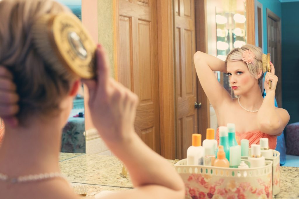 femme devant son miroir, l'image de soi, heureux au present