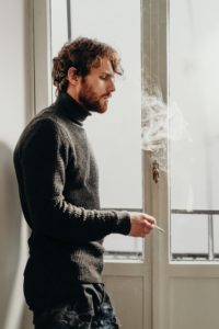 homme fume par intérêt