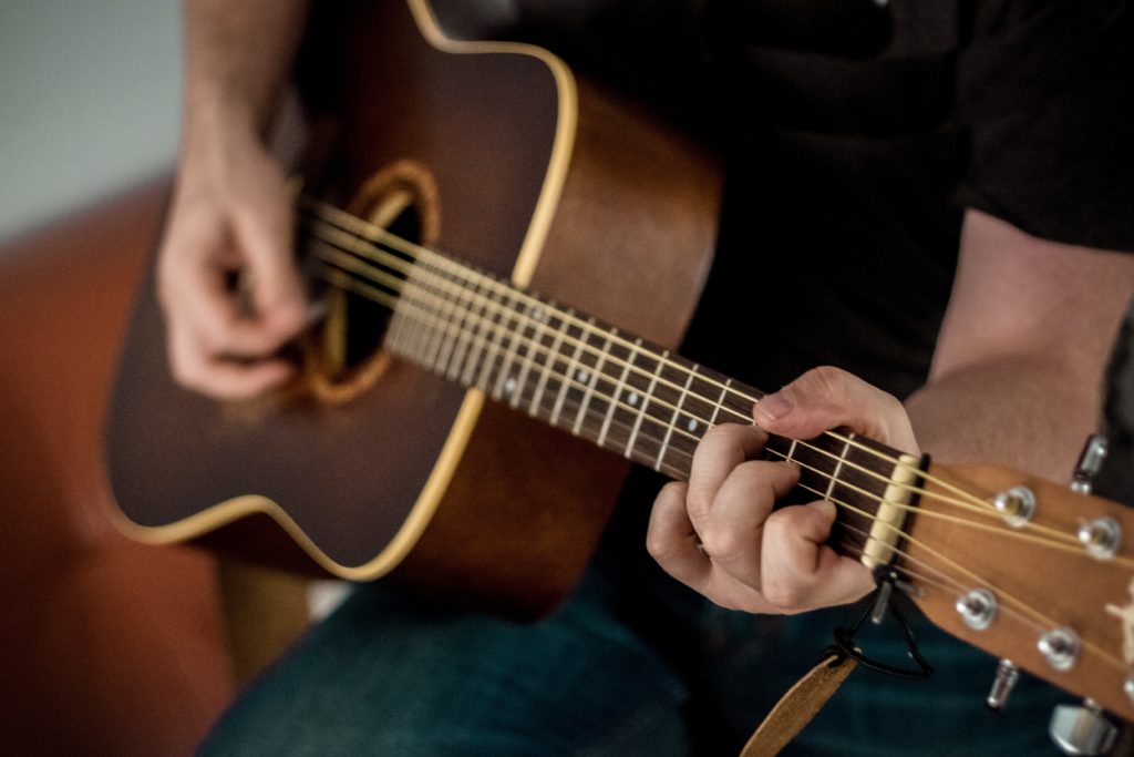 Apprendre à jouer de la guitare avec un prof