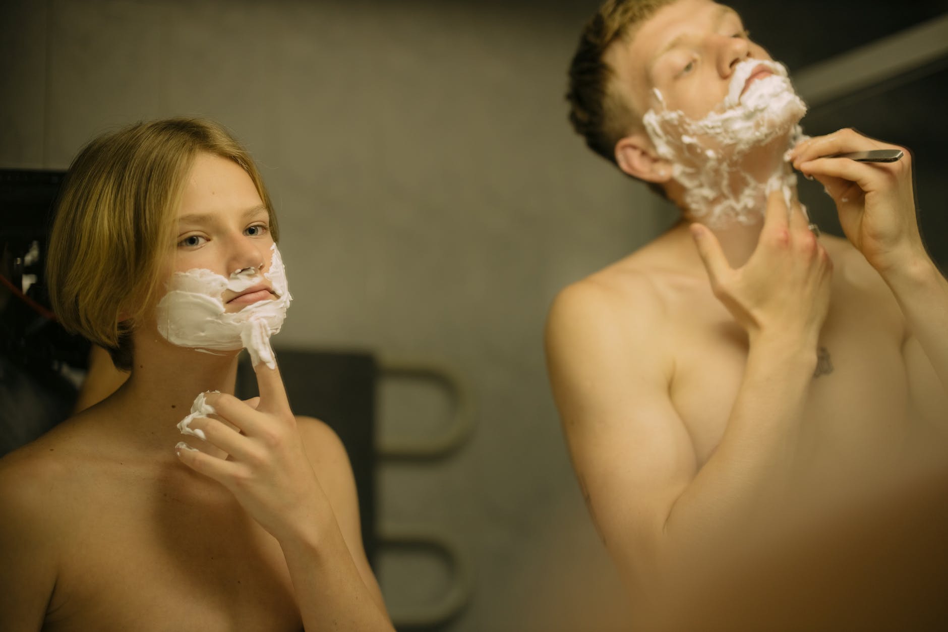 a shirtless boys with shaving cream on their face
Se raser, c'est s'aimer